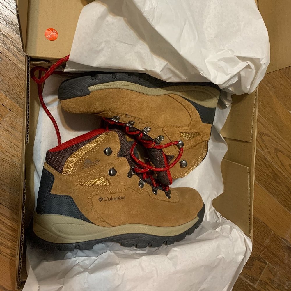 Columbia Newton Ridge Hiking Boots Size 8 Wide Womens with Box